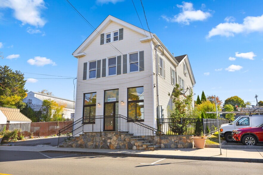 More Photos Of 13 N Water St, Greenwich Freestanding For Lease