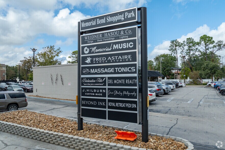 More Photos Of 12653 Memorial Dr, Houston Storefront For Lease