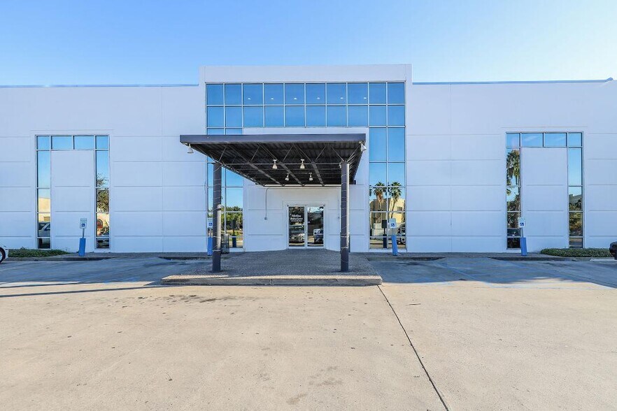 More Photos Of 209 W Village Blvd, Laredo Healthcare For Lease