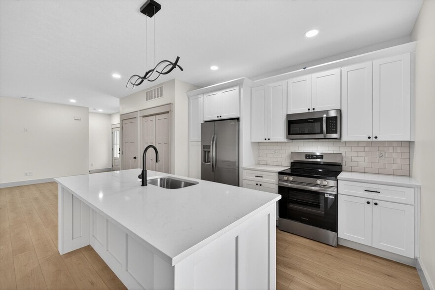 More Photos Of 326 N Jefferson St, Bloomington Apartments For Sale