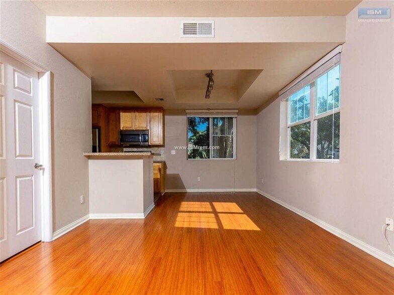 More Photos Of 1239 W 30th St, Los Angeles Apartments For Sale