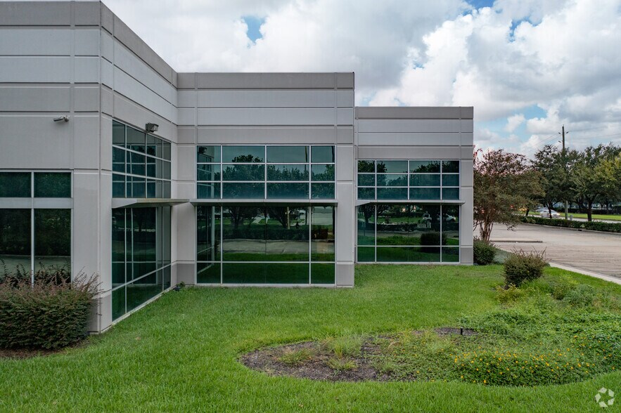 More Photos Of 7701 W Little York Rd, Houston Unknown For Lease