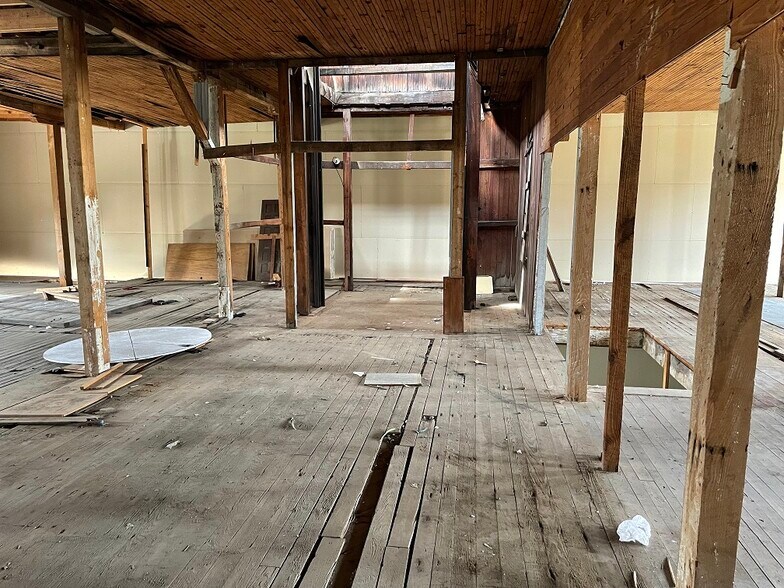 More Photos Of 904 W 3rd St, Washington Office For Sale
