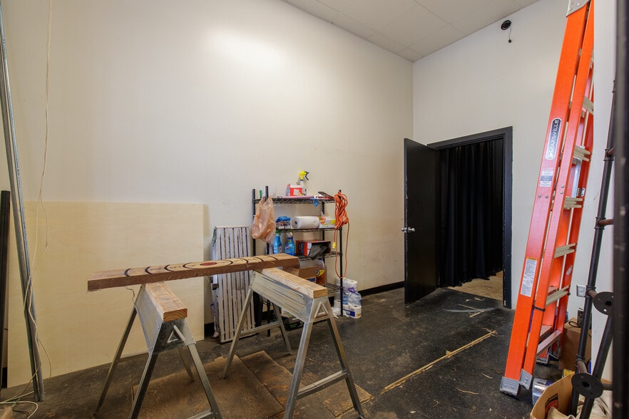 More Photos Of 128-130 N Ashley St, Valdosta General Retail For Sale