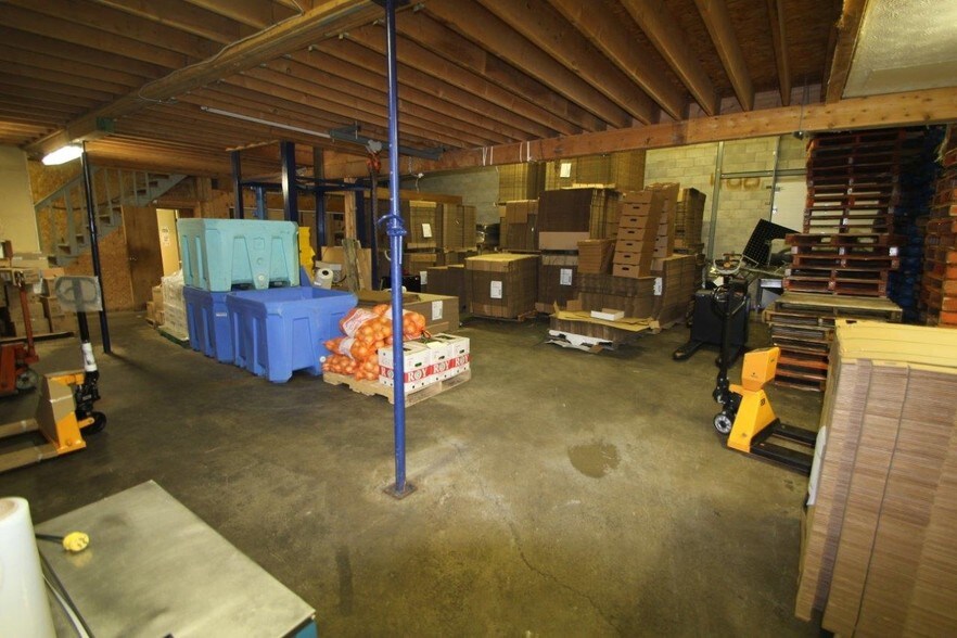 More Photos Of 900-914 Av Simard, Chambly Warehouse For Sale