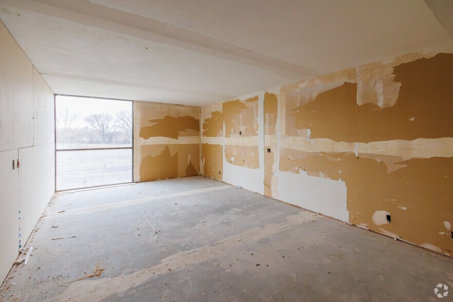 More Photos Of 700 Scott Ave, Farmington Hotel For Sale