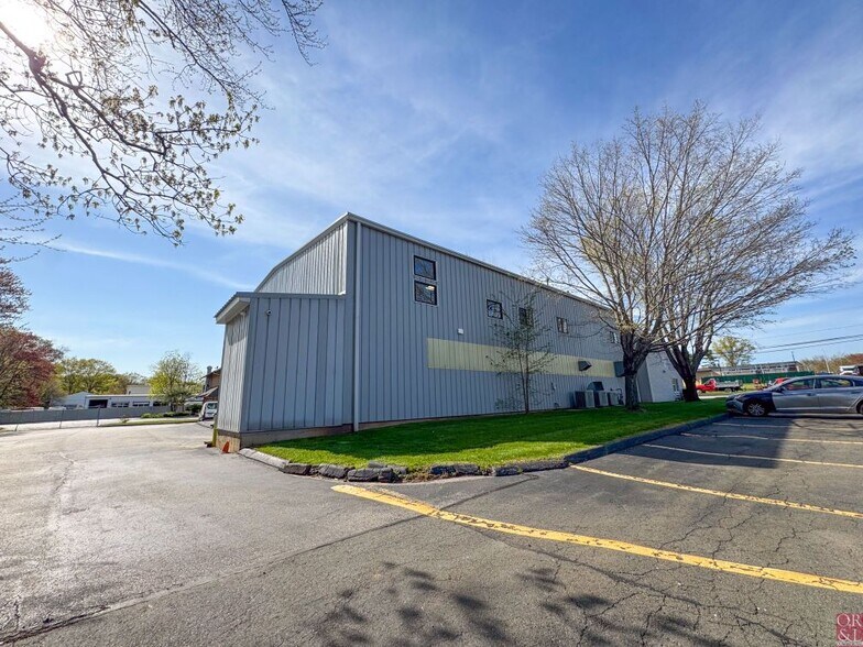 More Photos Of 588 Boston Post Rd, Guilford Freestanding For Lease