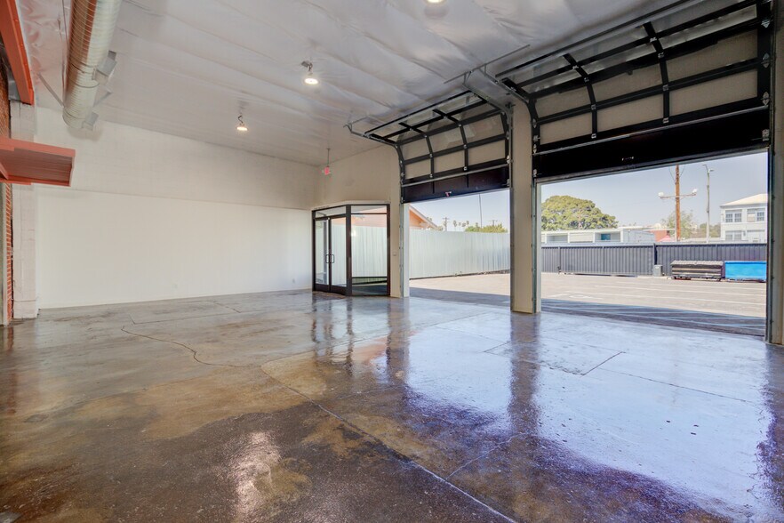 More Photos Of 2616 W Jefferson Blvd, Los Angeles Showroom For Sale