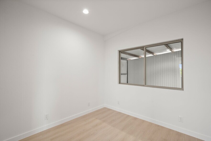 More Photos Of 10020 Darden Hill Rd, Austin Light Distribution For Lease