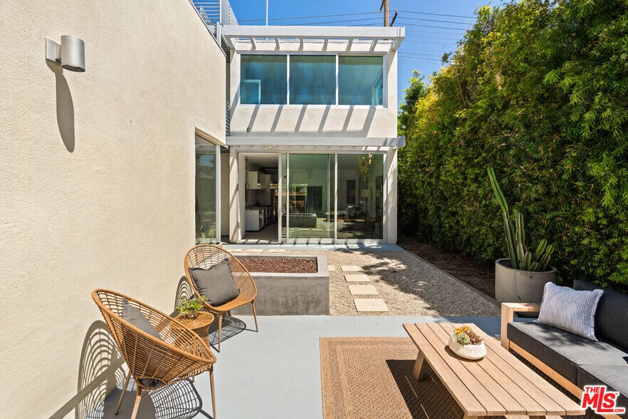 More Photos Of 1076 Palms Blvd, Venice Apartments For Sale