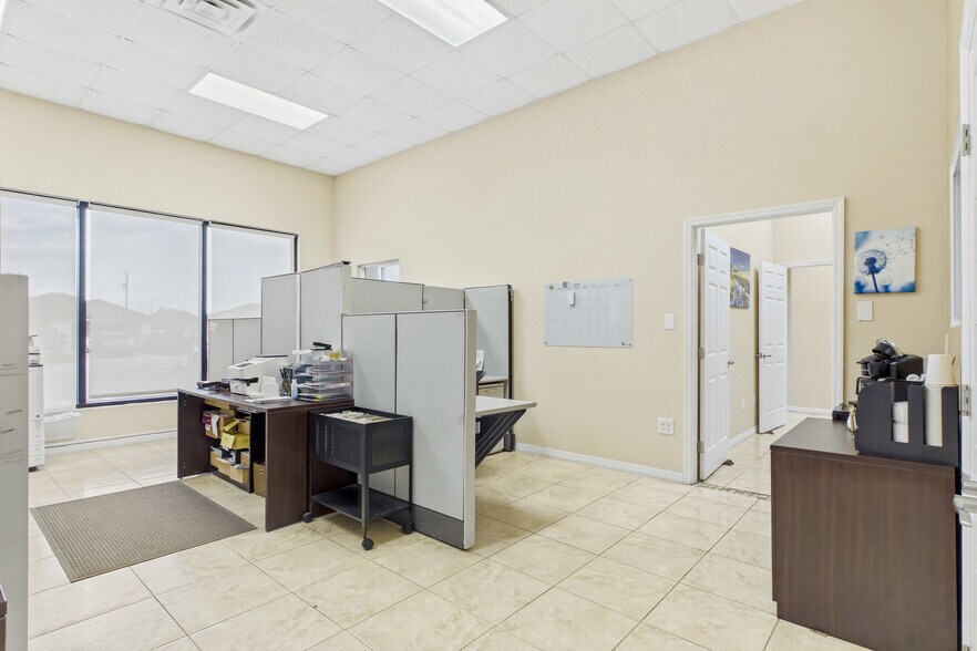 More Photos Of 1010 NE 9th St, Cape Coral Office For Sale