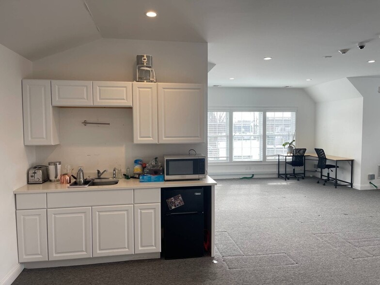 More Photos Of 16 Hampton Rd, Southampton Storefront Retail Office For Sale