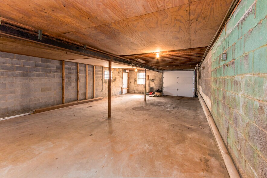 More Photos Of 1044 Baxter St, Athens Freestanding For Sale