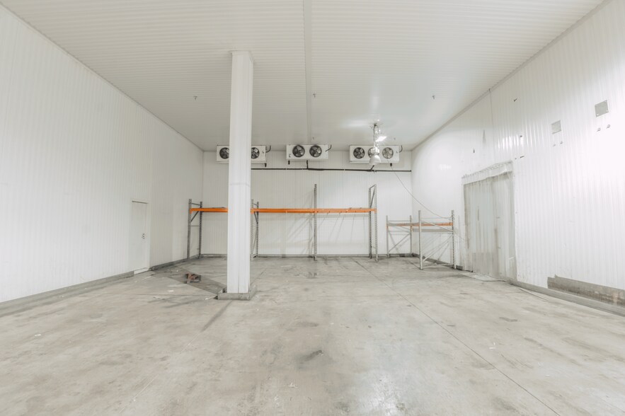 More Photos Of 375-455 Deslauriers Rue, Saint-Laurent Warehouse For Lease