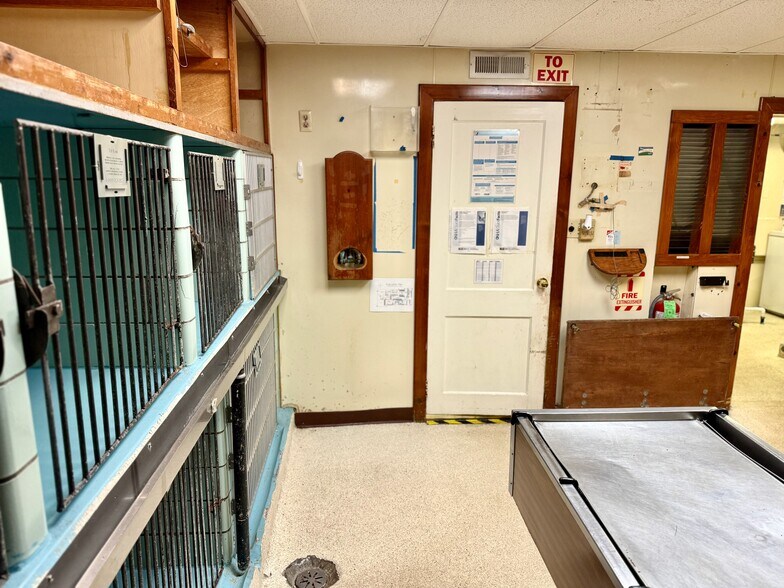 More Photos Of 1107 Lincoln Way E, Massillon Veterinarian Kennel For Sale