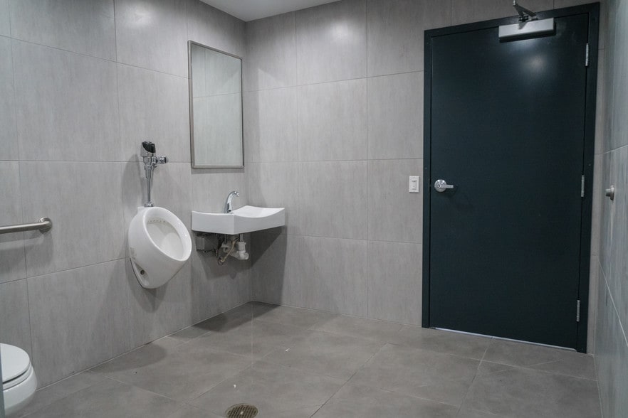 More Photos Of 2866 Roosevelt Blvd, Clearwater Showroom For Sale
