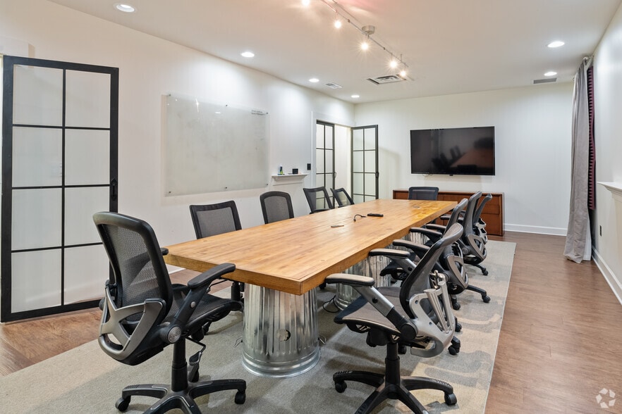 More Photos Of 2081 Columbiana Rd, Birmingham Coworking Space