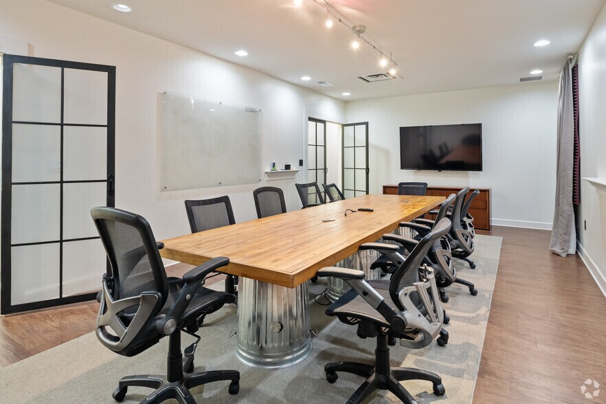 More Photos Of 2081 Columbiana Rd, Birmingham Coworking Space