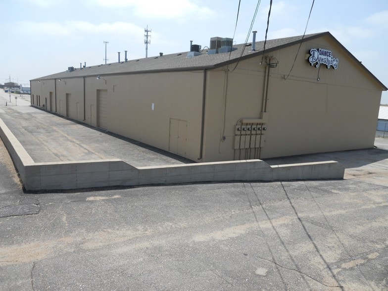 More Photos Of 1236-1248 Royal Dr, Papillion Warehouse For Lease