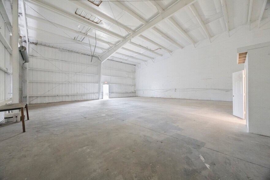 More Photos Of 9161 131st Pl N, Largo Warehouse For Lease