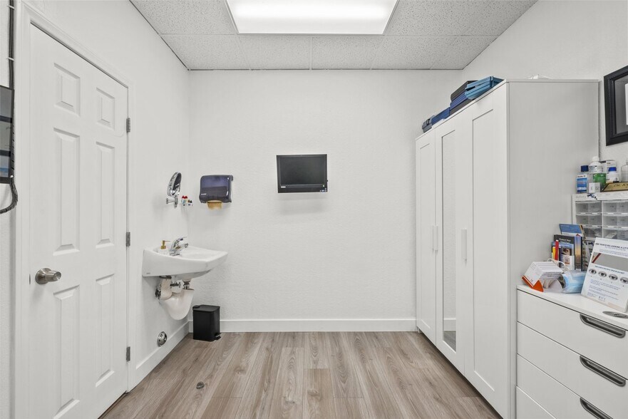 More Photos Of 516 W Lancaster Blvd, Lancaster Freestanding For Lease