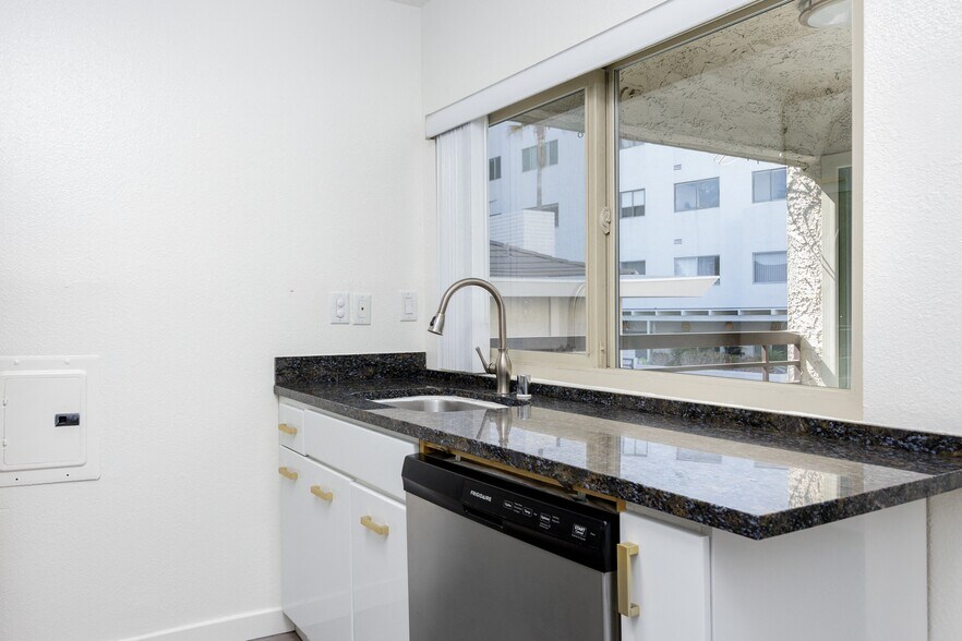 More Photos Of 7230 Franklin Ave, Los Angeles Apartments For Sale