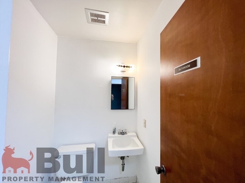 More Photos Of 5401 Alhambra Dr, Orlando Office For Lease