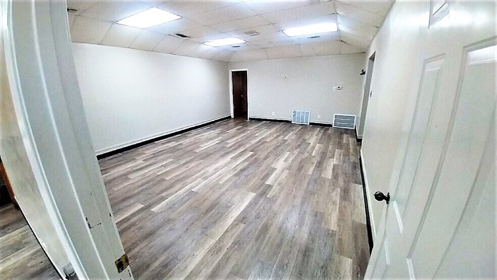 More Photos Of 131 E Sears St, Denison Warehouse For Lease