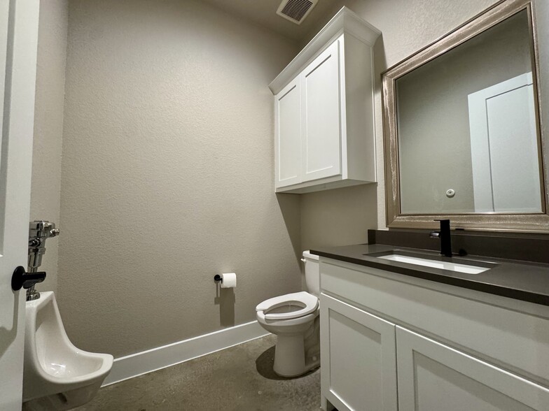 More Photos Of 105 McBar Dr, Jarrell Light Distribution For Lease