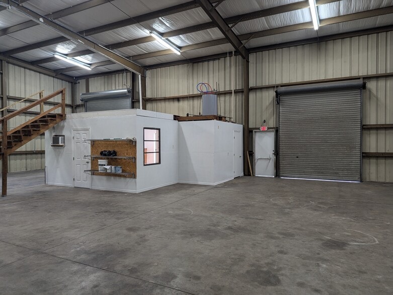 More Photos Of 927 NE 24th Ln, Cape Coral Warehouse For Sale