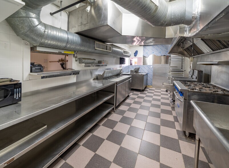 More Photos Of 15475 Marine Dr, White Rock Storefront Retail Office For Lease