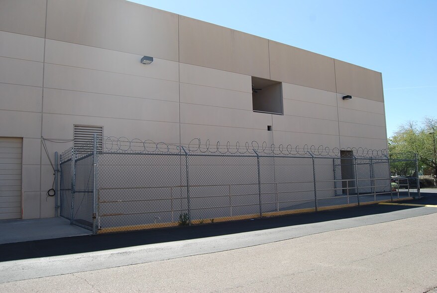 More Photos Of 15250 N Hayden Rd, Scottsdale Showroom For Lease