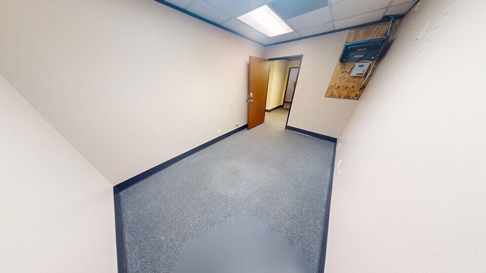 More Photos Of 9776 Whithorn Dr, Houston Showroom For Lease