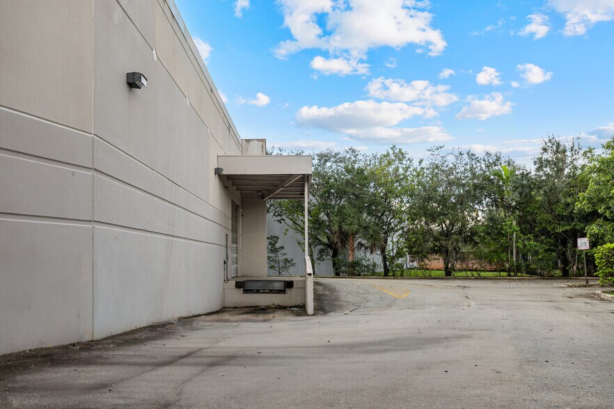 More Photos Of 10300-10380 NW 53rd St, Sunrise Distribution For Lease