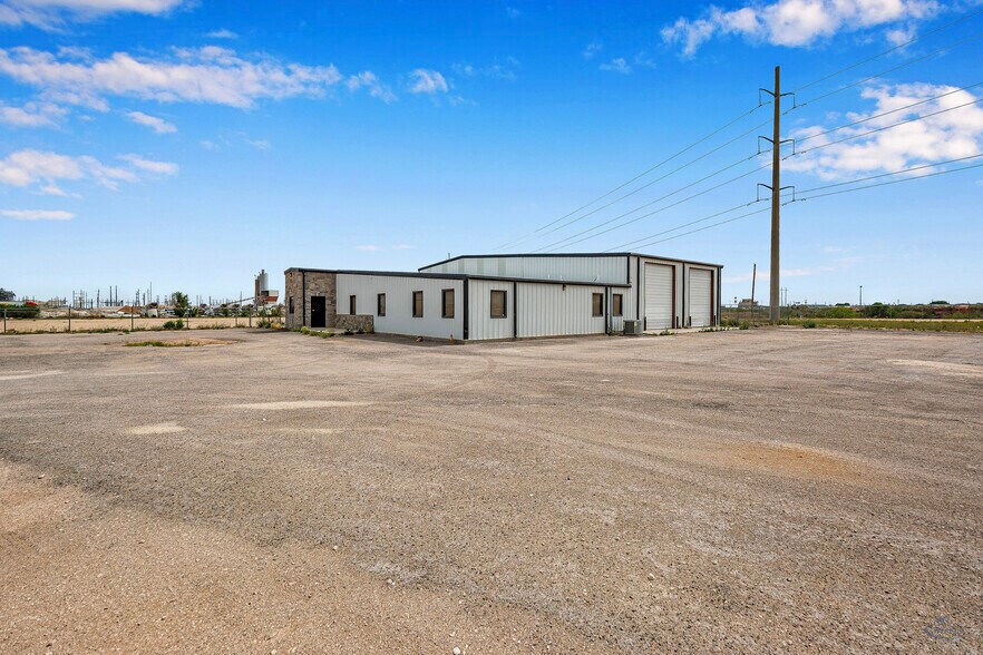 More Photos Of 1010 S Meadow Ave, Odessa Warehouse For Sale