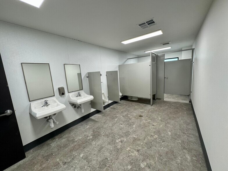More Photos Of 4321 S Chestnut Ave, Fresno Warehouse For Lease