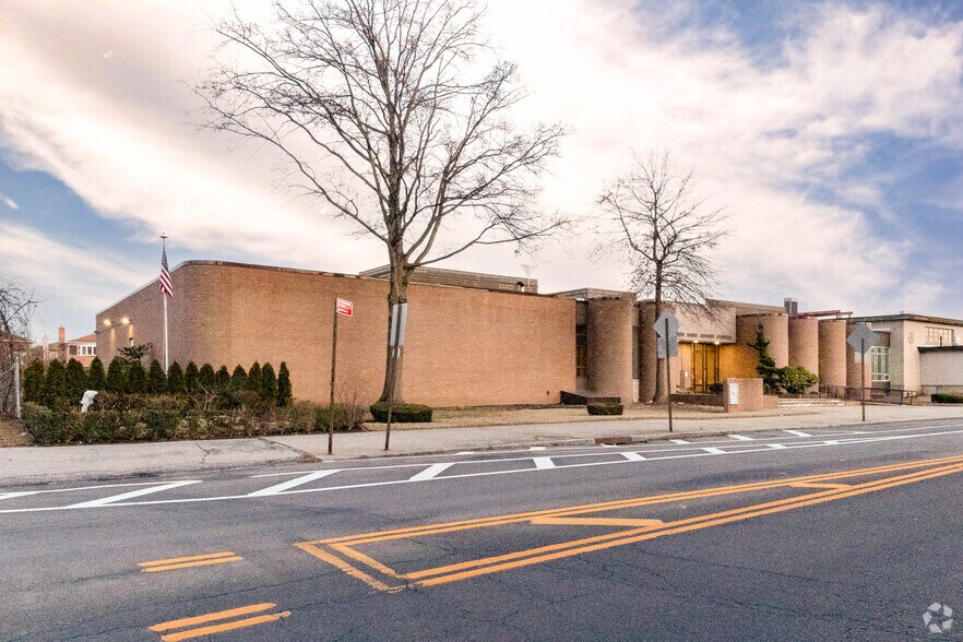 Primary Photo Of 156-45 84 St, Howard Beach Schools For Lease