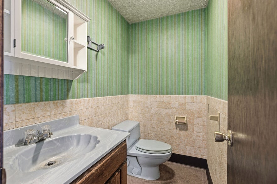 More Photos Of 15 W 1st St S, Fulton Freestanding For Sale