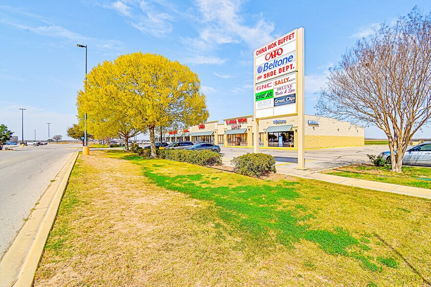 More Photos Of 3250 E Main St, Uvalde General Retail For Sale