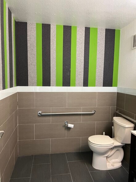 More Photos Of 555 W Allen Ave, San Dimas Warehouse For Lease