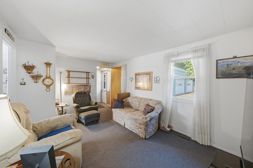 More Photos Of 34112 N Barron Blvd, Grayslake Flex For Sale