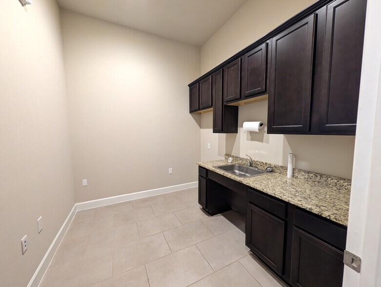 More Photos Of 5757 Flewellen Oaks Ln, Fulshear Business Park For Lease