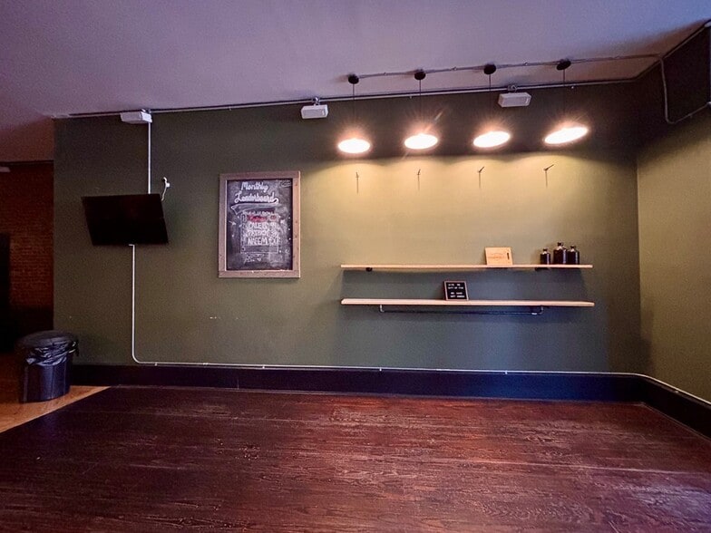 More Photos Of 128-130 N Ashley St, Valdosta General Retail For Lease