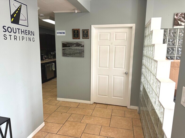 More Photos Of 16900 Gator Rd, Fort Myers Industrial For Lease