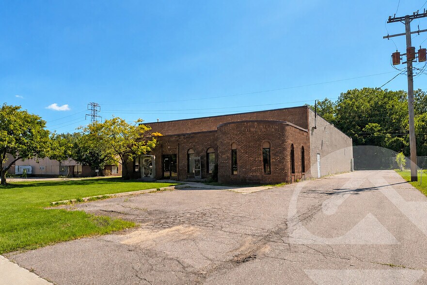 Primary Photo Of 6232 Executive Dr, Westland Manufacturing For Sale
