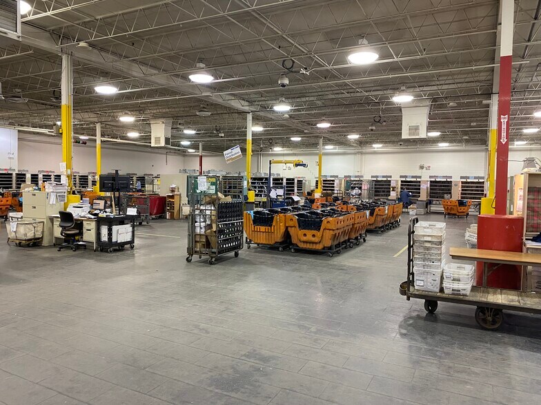 More Photos Of 6500 N Lincoln Ave, Lincolnwood Light Manufacturing For Lease
