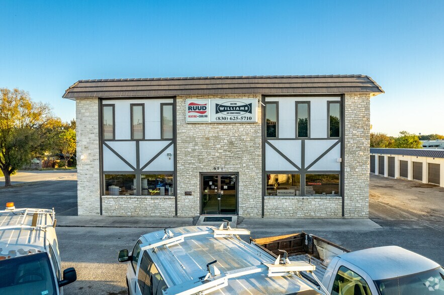 More Photos Of 921 S Interstate 35, New Braunfels Office For Lease