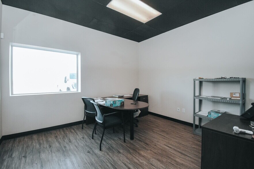 More Photos Of 13102 N Navarro St, Victoria Flex For Sale