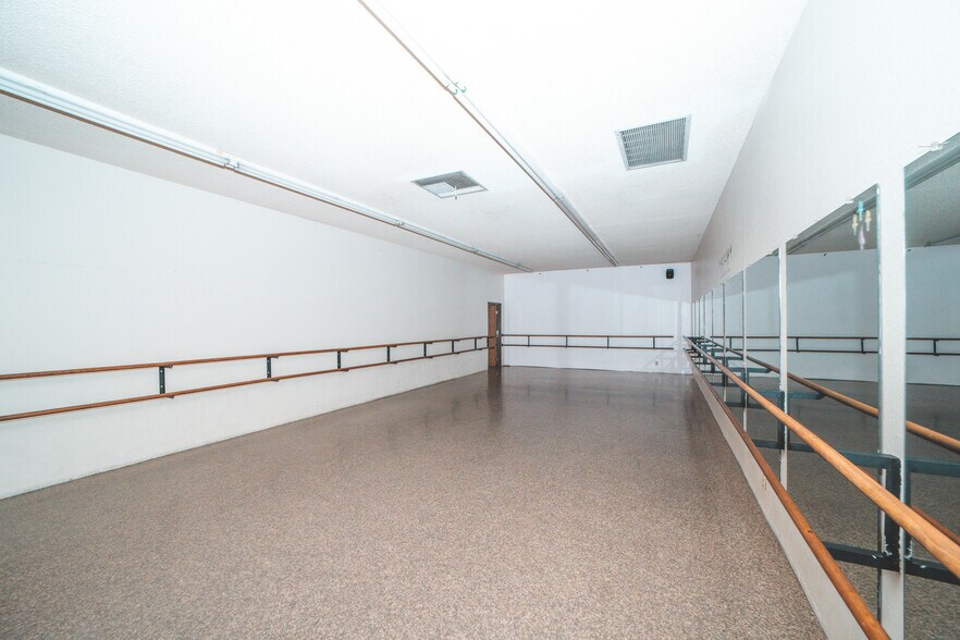 More Photos Of 20942-20948 Bloomfield Ave, Lakewood Unknown For Lease