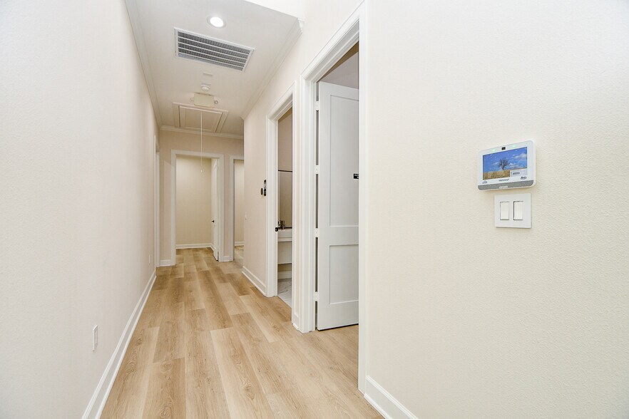 More Photos Of 1325 Main St, Katy Office For Lease